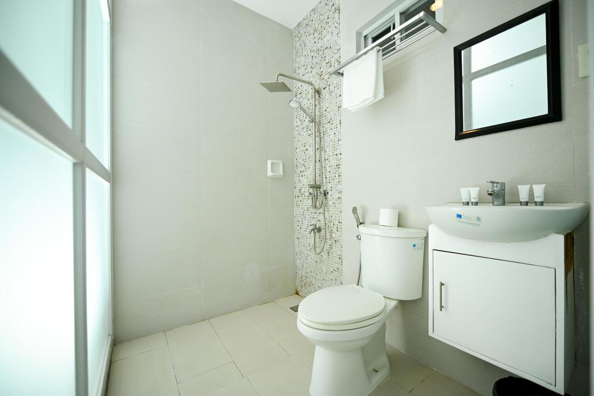 Blue Harbor Hotel Calapan المظهر الخارجي الصورة